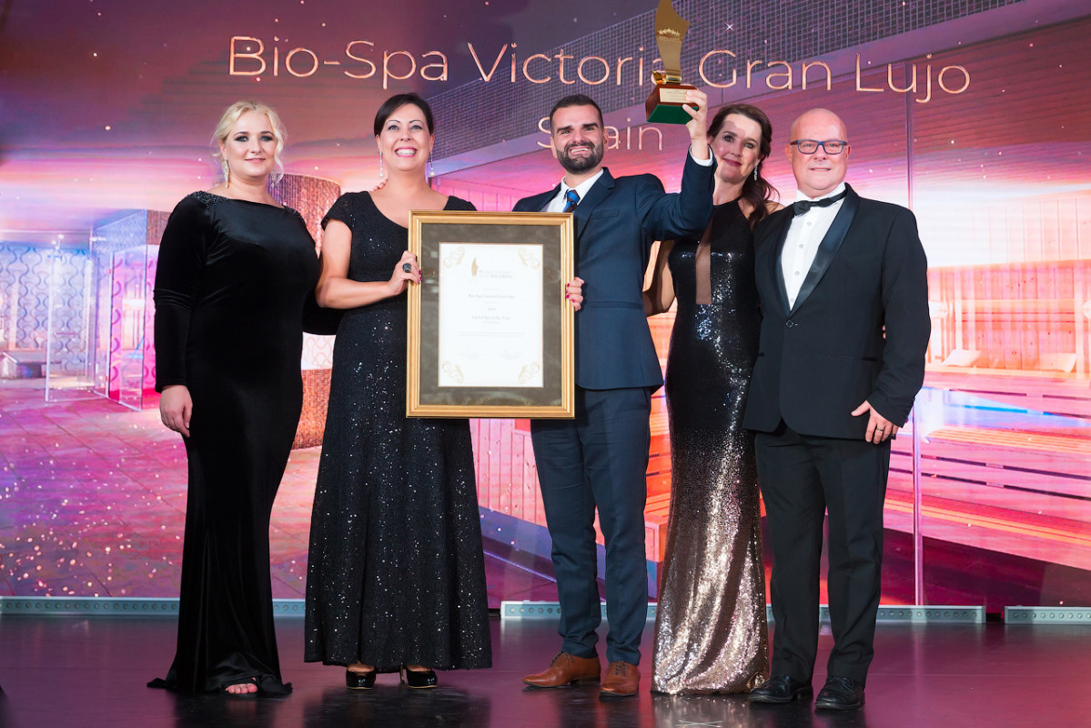 08072019 Victoria Lu00f3pez, presidenta de Grupo Fedola, y Abraham Portocarrero, director de Bio Spa, reciben el premio a mejor spa del mundo