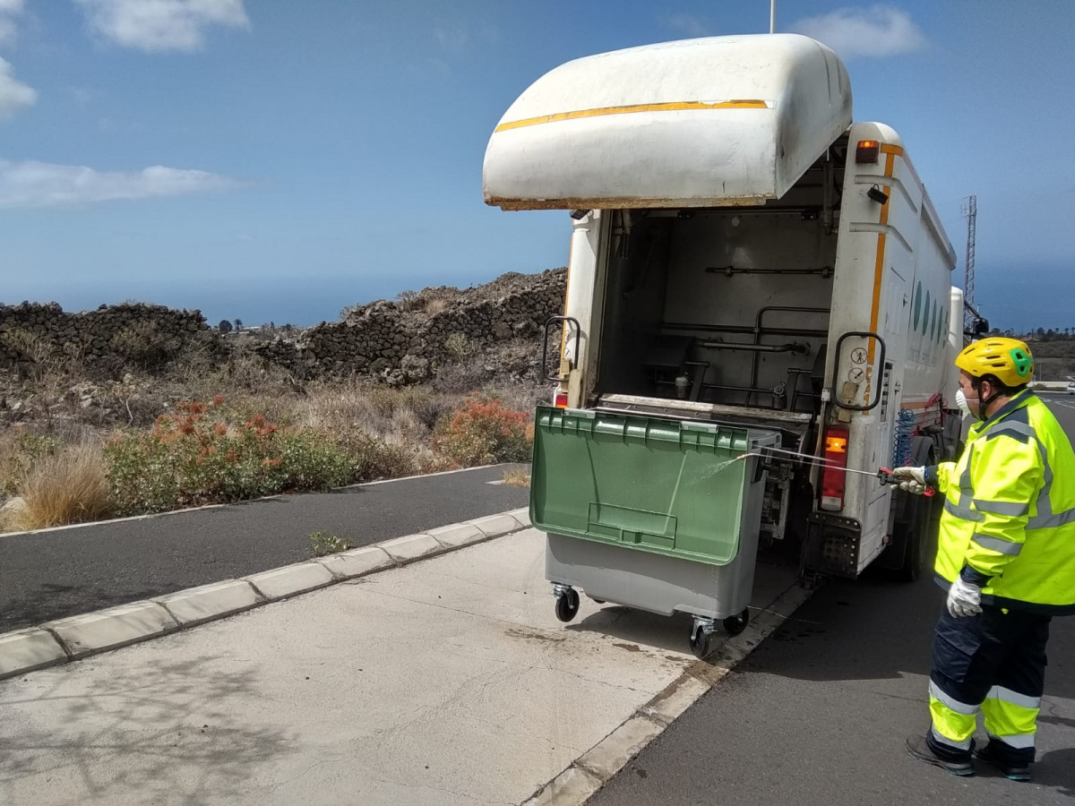 Limpieza contenedores COVID 19 Consorcio de Servicios La Palma