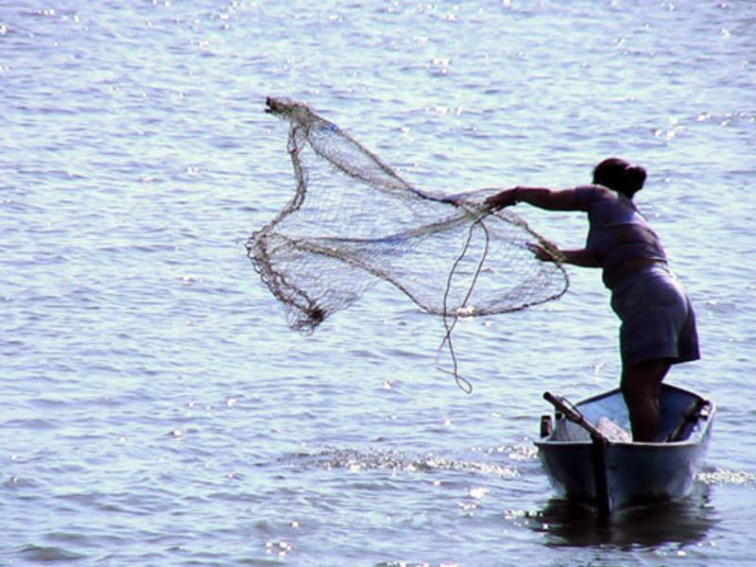 Mujeres pescando 800x600