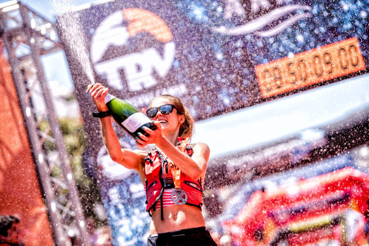 Kelly Wolf en la línea de meta de la Transvulcania Naviera Armas 2017 Foto de Arturo Jiménez e1548765664869
