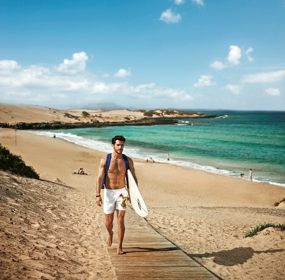 Playa con turista