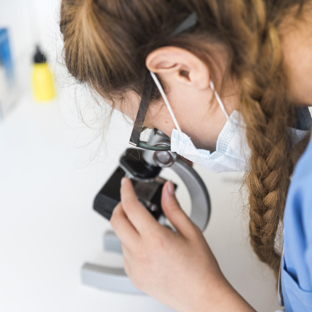 Joven cientifico mirando traves microscopio laboratorio 23 2147928352