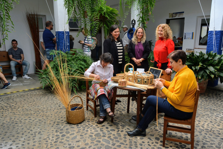 130220 Visita Turistas Escuela Insular de Artesanía 2