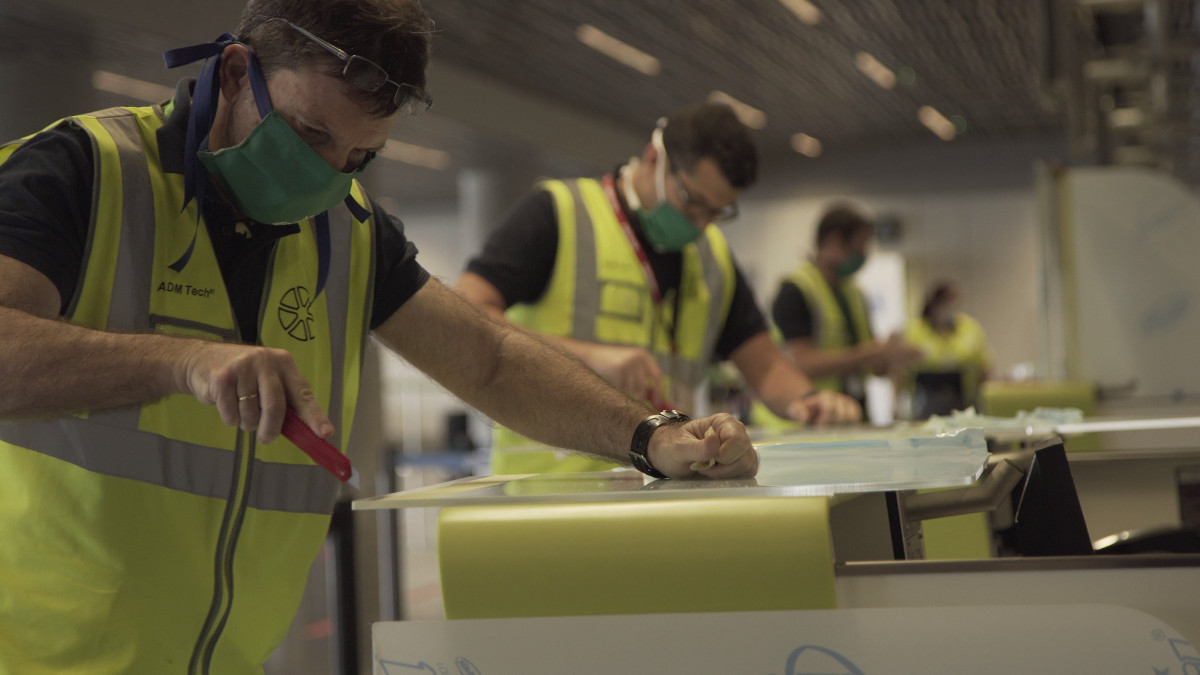 Operarios de ADM Tech montando las mamparas
