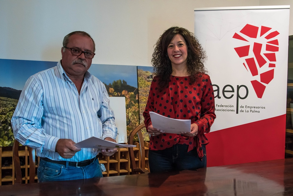 El presidente del Consejo Regulador de la D.O. Vinos de La Palma, Adalberto Martu00edn, con la presidenta de FAEP, Mercedes Hernu00e1ndez