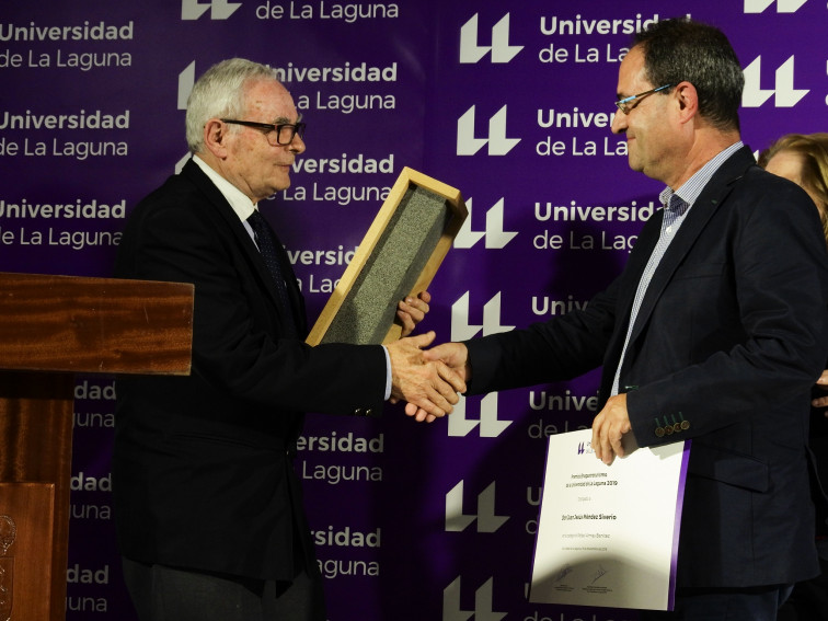 El enólogo Juan Jesús Méndez recogiendo el galardon en la edición 2019