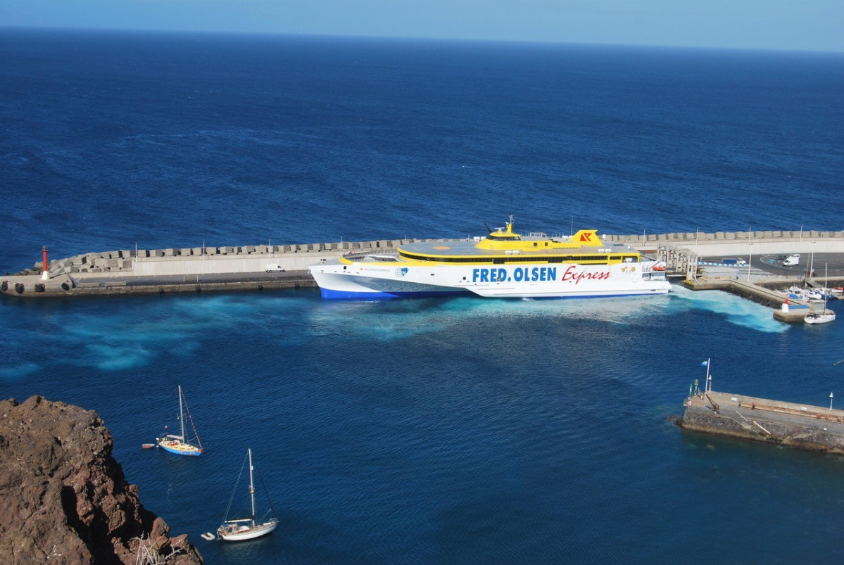 El trimaru00e1n Bajamar Express en el muelle de Agaete