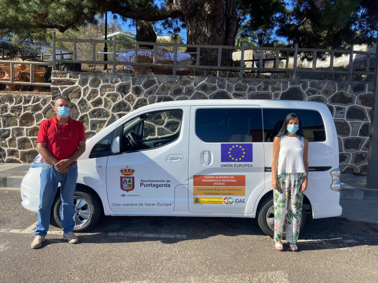 En la imagen, el alcalde de Puntagorda, Vicente Rodríguez, con la teniente alcalde, Silvia Martín, en la recepción del nuevo vehículo