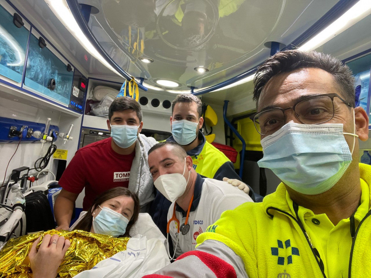Personal del SUC en la ambulancia junto a la recien nacida y sus padres