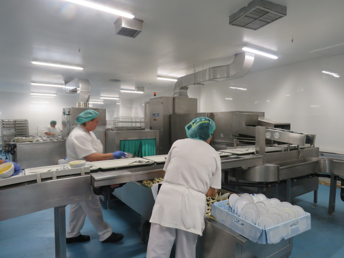 Trabajadores del centro hospitalario desempeu00f1ando su tarea en la nueva cocina del Hospital