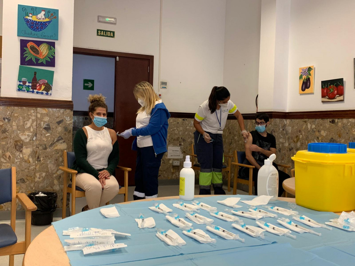 Vacunaciu00f3n COVID en el centro sociosanitario San Nicolu00e1s de Bari, en Gran Canaria