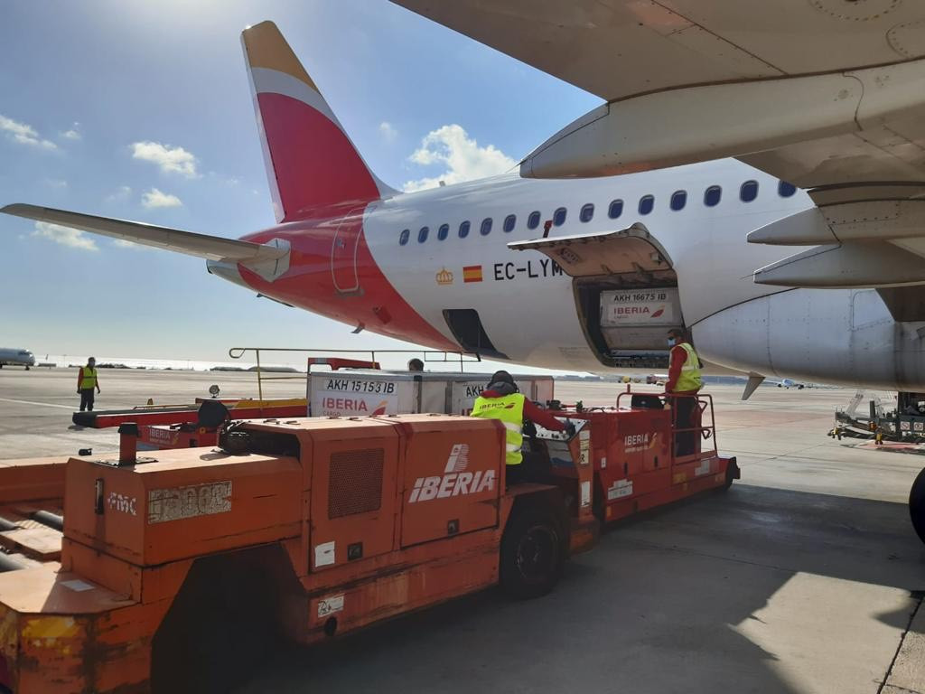 GrupoIB VacunaModerna Llega a LPA a bordo de Iberia Express