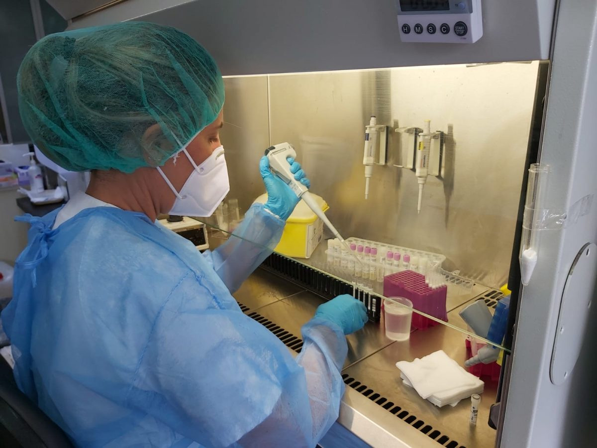 Una profesional del HUC procesa PCR en laboratorio e1601456621411