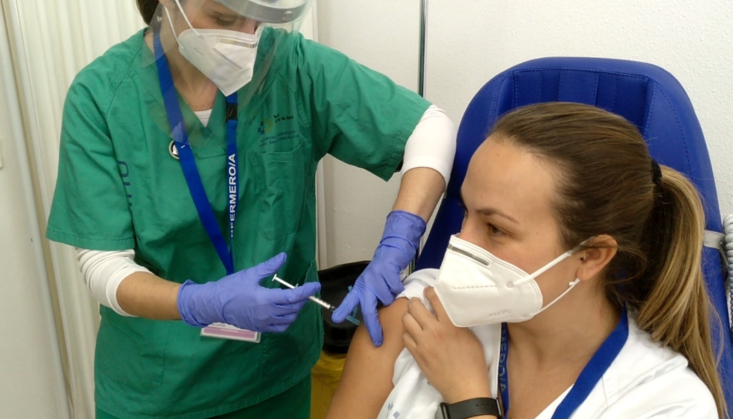 Vacunación de una profesional sanitaria