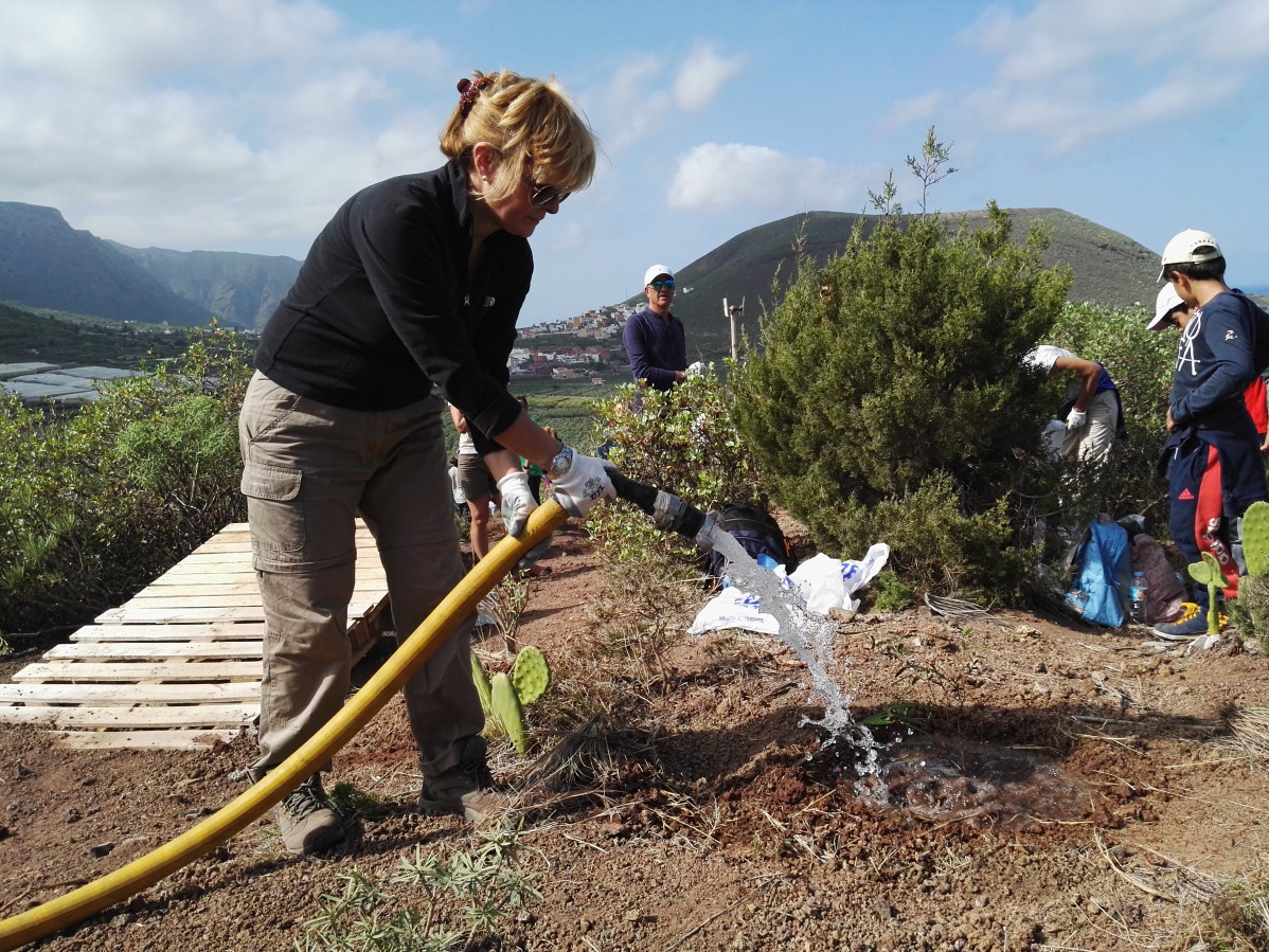 Foto de archivo de 2019 de actividades de voluntariado en Teno Isla Baja (2)