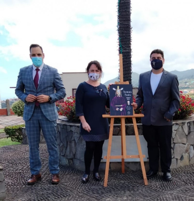 Presentación del Cartel de la Semana Santa en Breña Alta. En la imagen el alcalde Jonathan Felipe junto a la concejal Patricia Ayut y al fotógrafo Iván Rodríguez