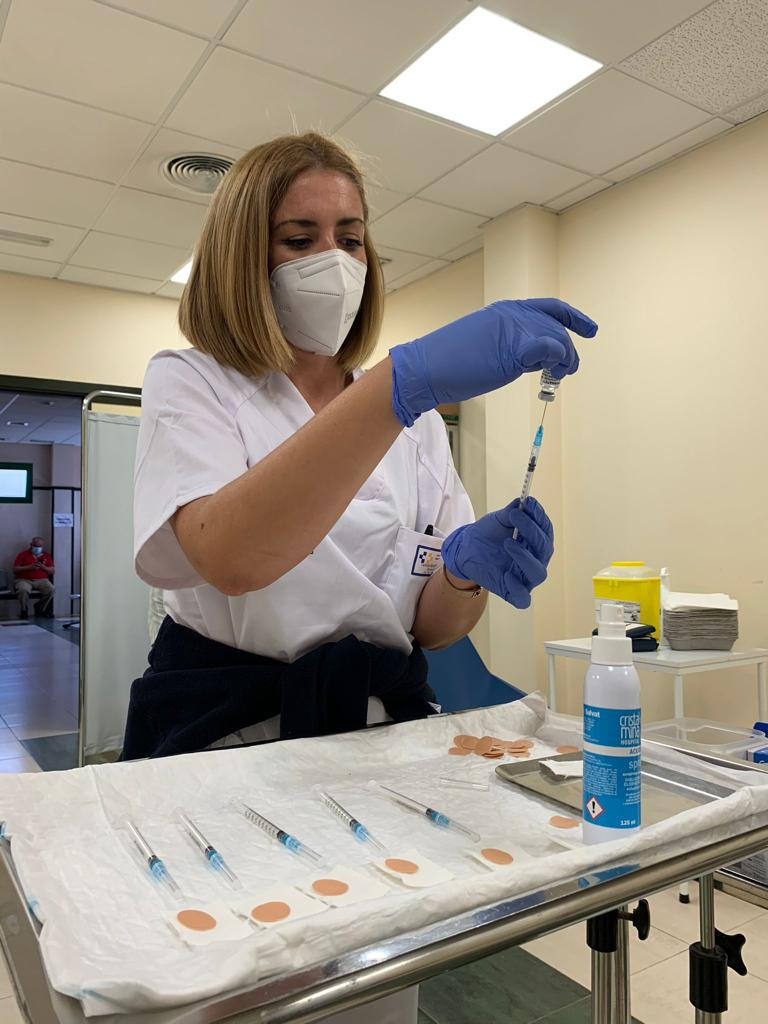 Enfermera preparando una vacuna