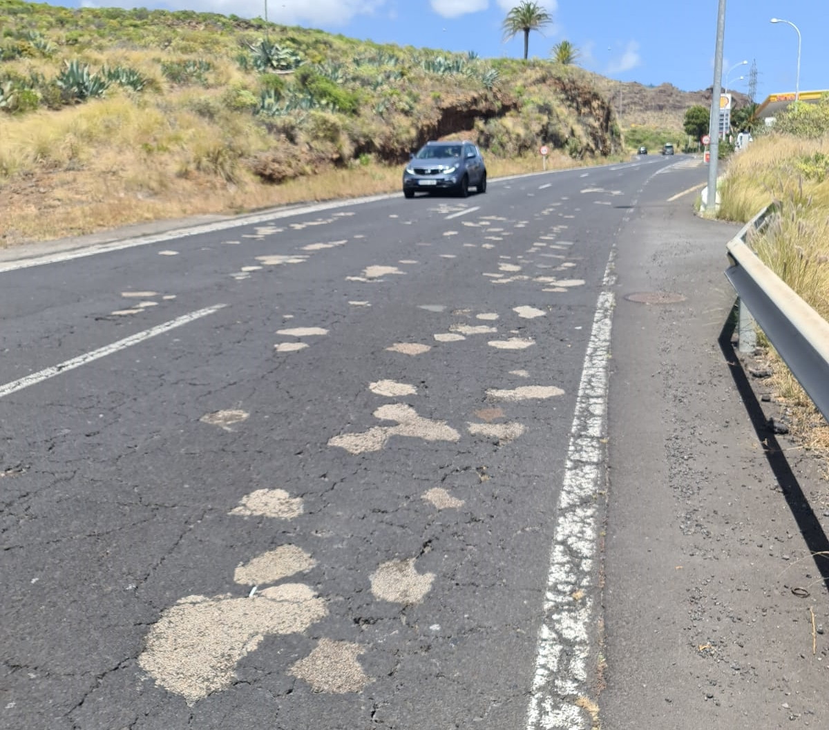 Imagen de uno de los tramos de la carretera de La Grama, de titularidad insular