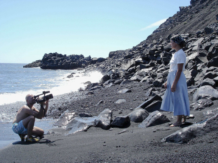 Festivalito El cineasta boliviano Rodrigo Bellott dirige a la actriz cubana Mirta Ibarra en el cortometraje LA LLEGADA (foto Virginia Park)