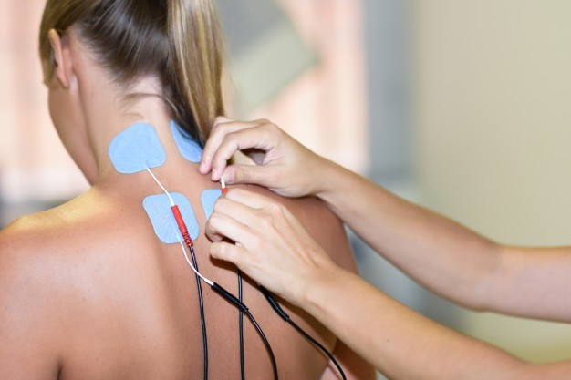 Electroestimulacion fisioterapia mujer joven 1139 1118