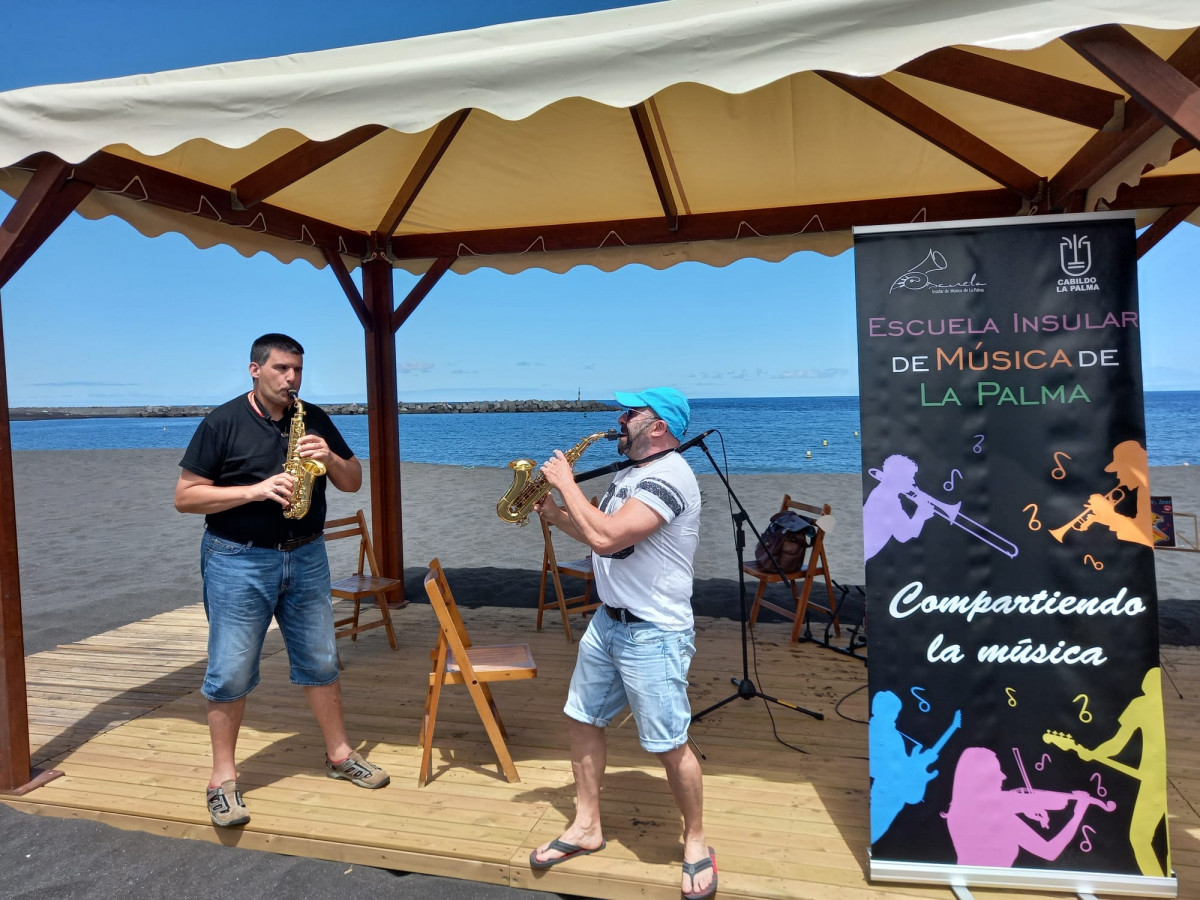 Clases de saxo en la playa