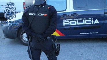 Un agente de la policia nacional. 655x368