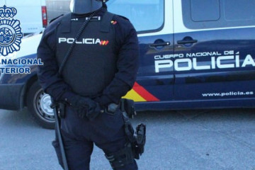 Un agente de la policia nacional. 655x368