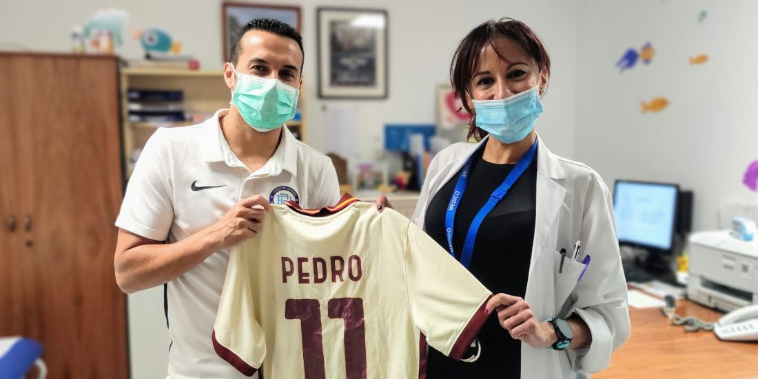 Foto Pedro Rodru00edguez entrega una camiseta de su club al Hospital de La Candelaria dedicada al servicio de Pediatru00eda e1624628404604