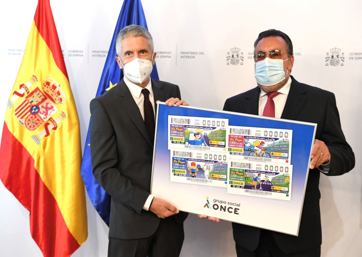 Fernando Grande Marlaska y Miguel Carballeda, con un cartel con las imu00e1genes de los cupones 2