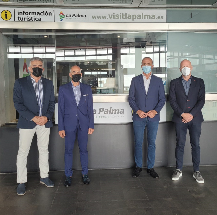 El consejero de Turismo, Raúl Camacho (segundo por la derecha), junto a Björn Mildner, el presidente del CIT Tedote, Óscar León (primero por la izquierda), y el nuevo director comercial, Alfredo C