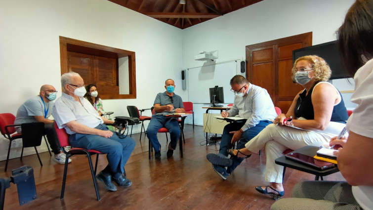 Un momento de la reunión del director del SCS y la gerente de Servicios Sanitarios con los afectados