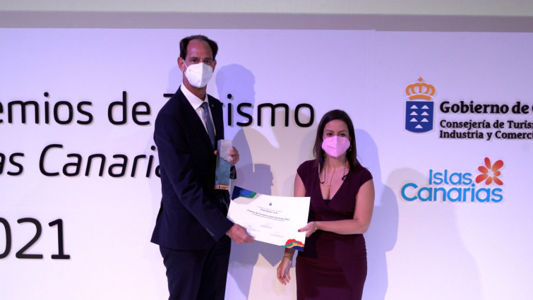 Andrés Marín recibiendo el galardón de manos de la consejera de Turismo