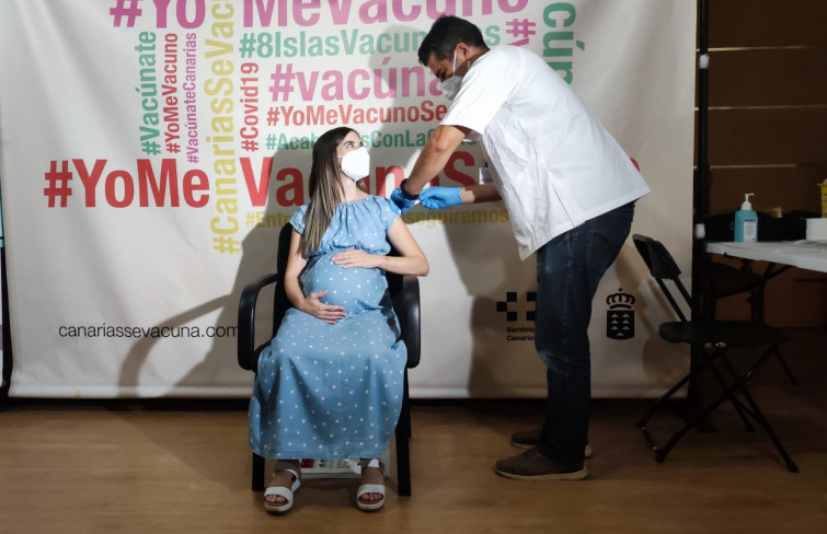 Imagen de una mujer embarazada durante la vacunación contra la gripe