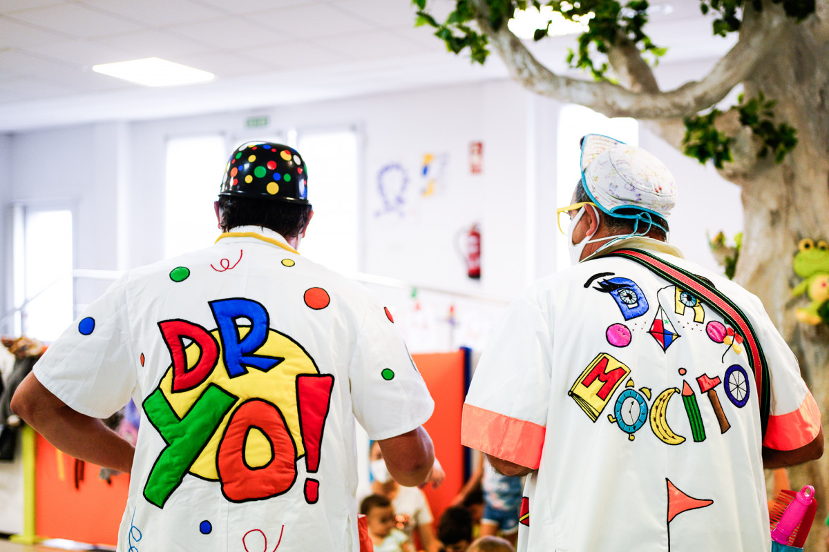 Los Doctores Sonrisa durante una actuaciu00f3n en un centro infantil