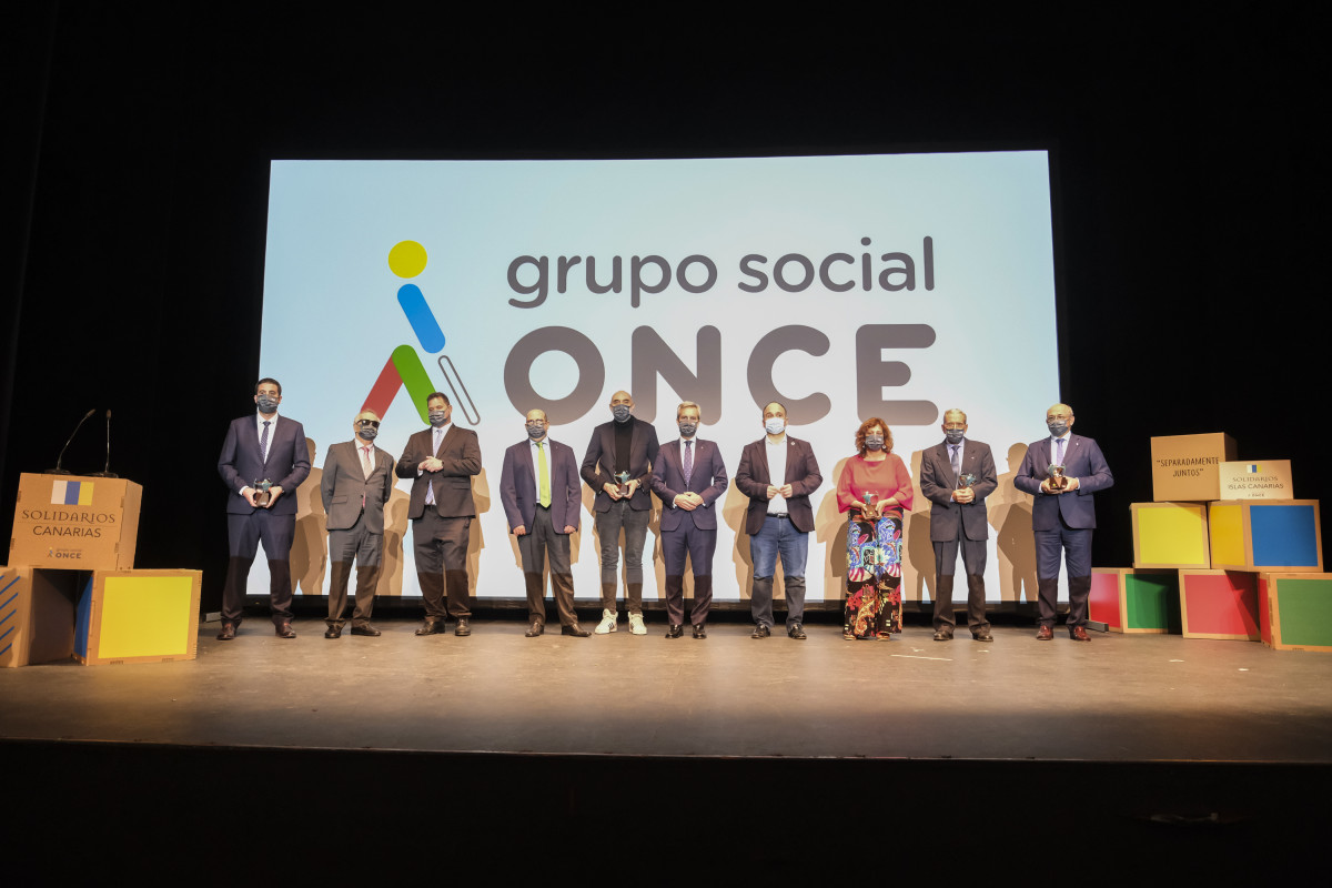 Foto de familia final gala entrega Solidarios ONCE Canarias
