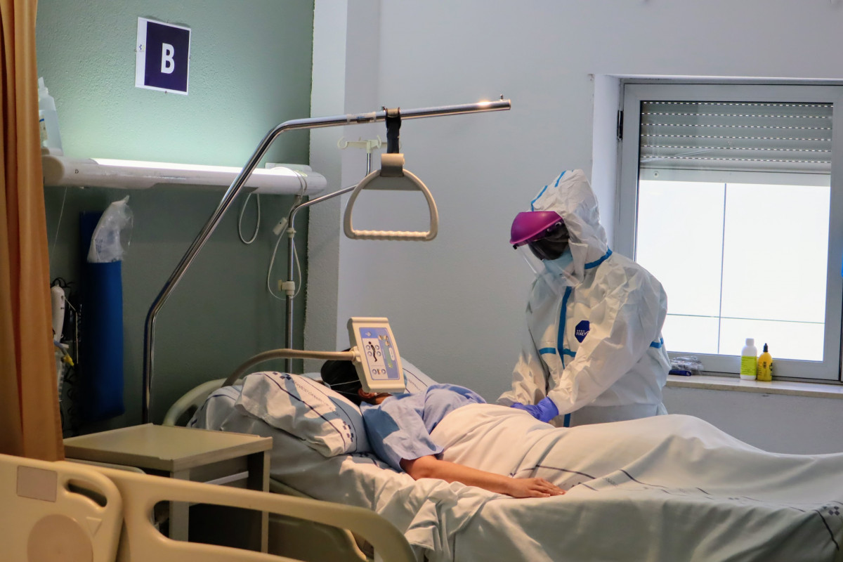 Foto Atención de paciente en planta COVID del Hospital Universitario Nuestra Señora de Candelaria