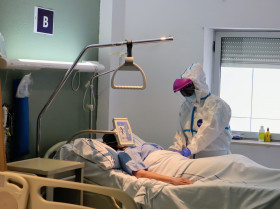 Foto Atención de paciente en planta COVID del Hospital Universitario Nuestra Señora de Candelaria