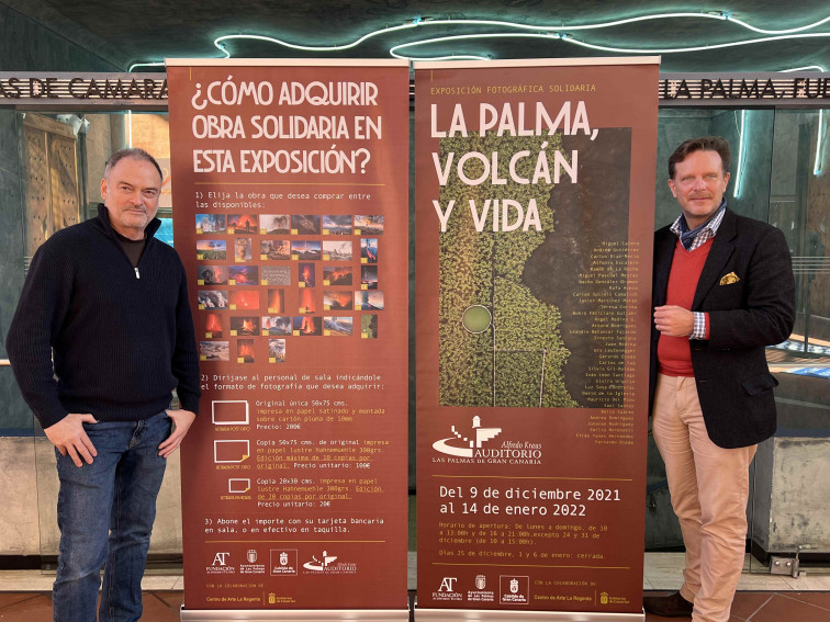 Nacho González y Tilman Kuttenkeuler junto a los carteles informativos de la exposición