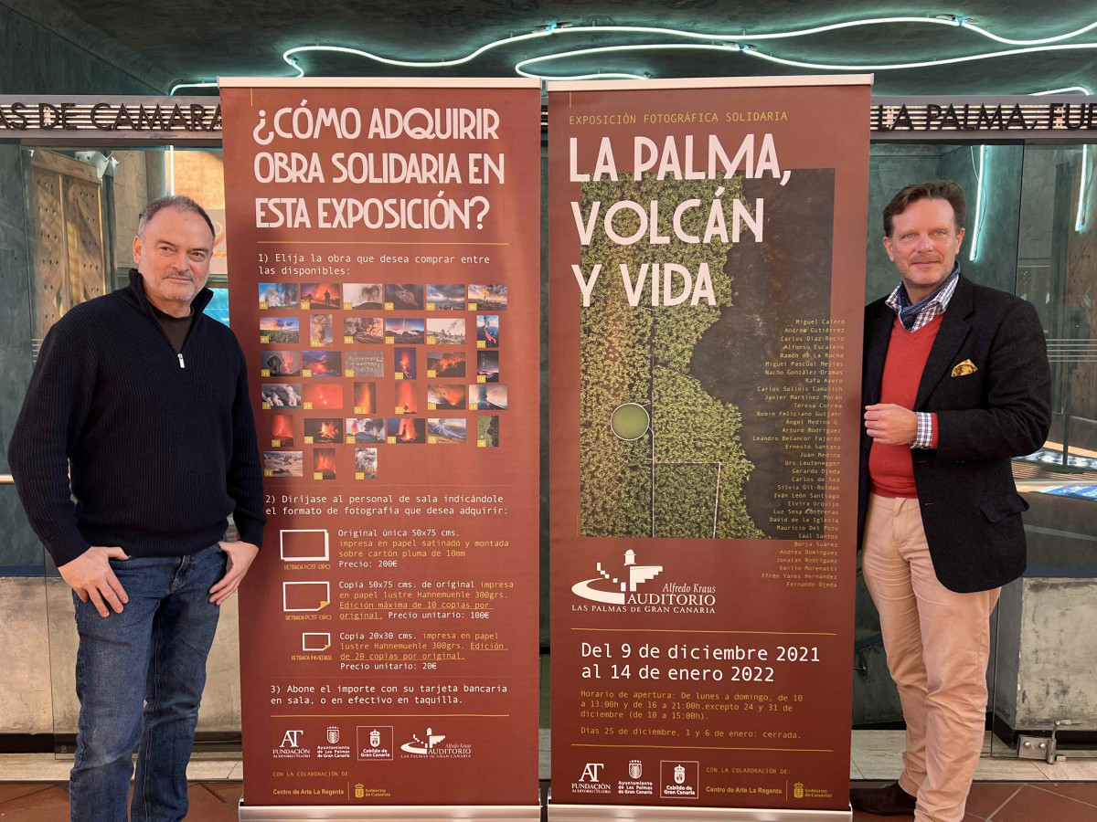 Nacho Gonzu00e1lez y Tilman Kuttenkeuler junto a los carteles informativos de la exposiciu00f3n