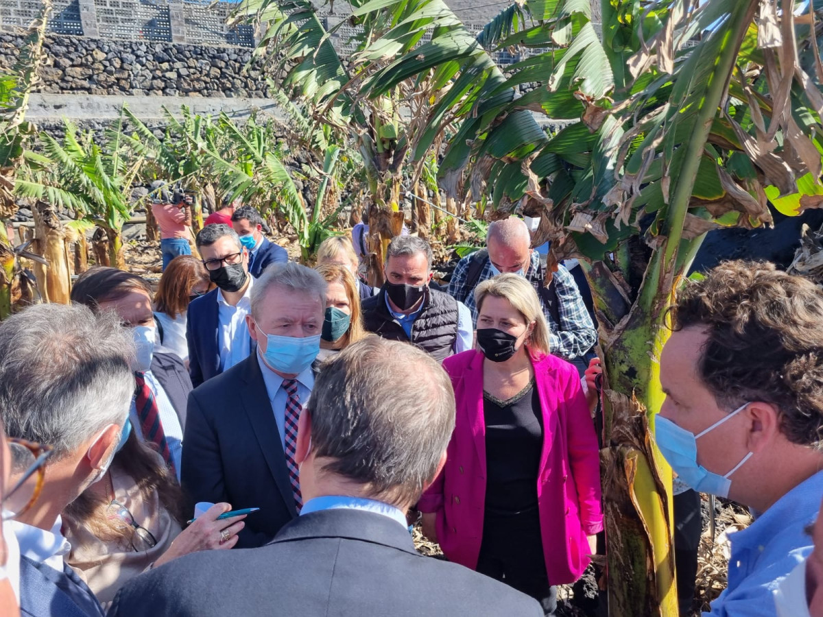 Visita del comisario europeo de Agricultura Janusz Wojciechowski a La Palma acompau00f1ado por la consejera Alicia Vanoostende