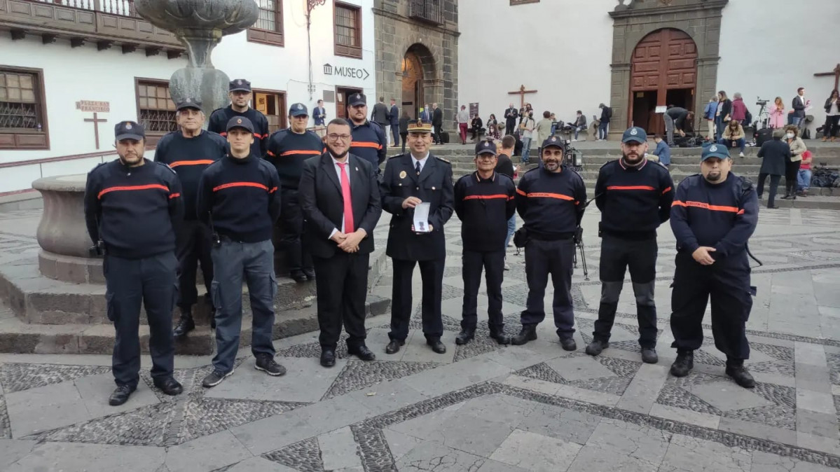 Foto Los miembros de Protecciu00f3n Civil de Santa Cruz de La Palma, condecorados en el Acto de Homenaje a la Ejemplaridad del Pueblo de La Palma, presidido por SSMM los Reyes de Espau00f1a