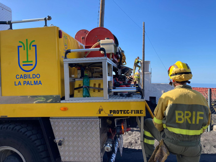 Reparto agua zonas afectadas volcán (2)