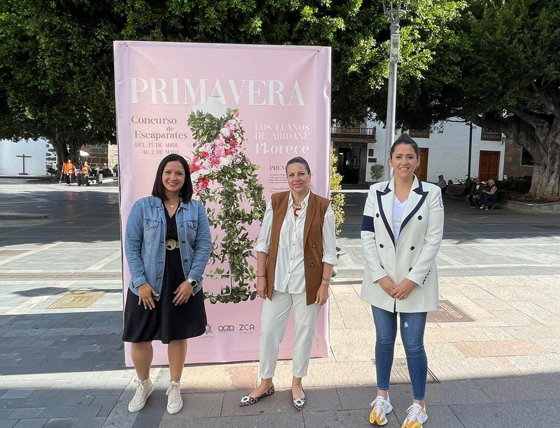 La concejal de Comercio, Inmaculada Fernau0301ndez, junto a la gerentes de ACZA Y ZCA