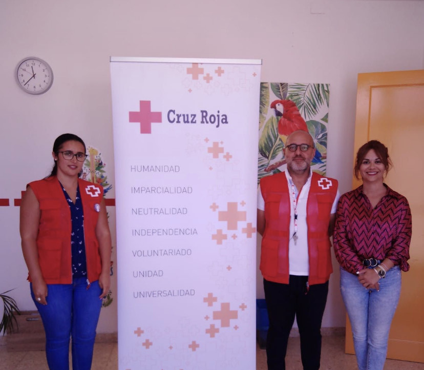 La concejal de Acciou0301n Social, Elena Concepciou0301n, junto al presidente de Cruz Roja de la Comarca Oeste, Rau0301ul Acosta, y la directora teu0301cnica de Cruz Roja La Palma, Vanesa Garciu0301a Grimou0301n