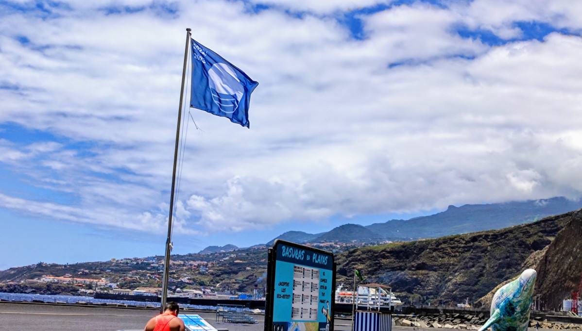 FOTO La Bandera Azul ya ondea en la playa de Santa Cruz de La Palma por segundo anu0303o consecutivo