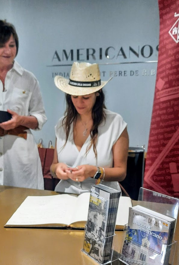 Foto La concejala Daura Gonzu00e1lez firma en el libro de visitas del Museo