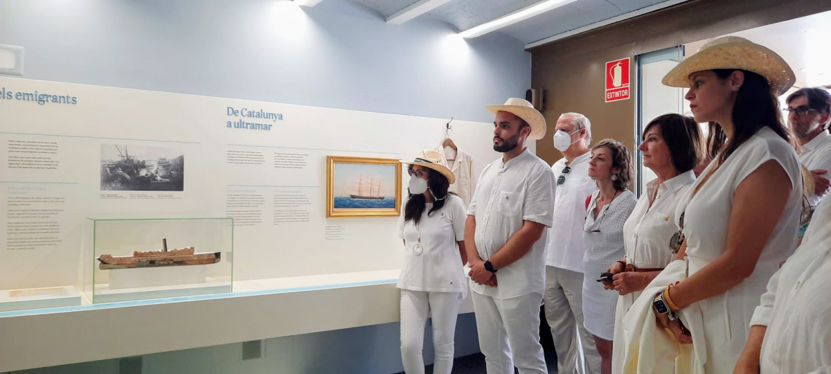 Foto Daura Gonzu00e1lez (primera por la derecha) durante la visita al Museo en Sant Pere de Ribas