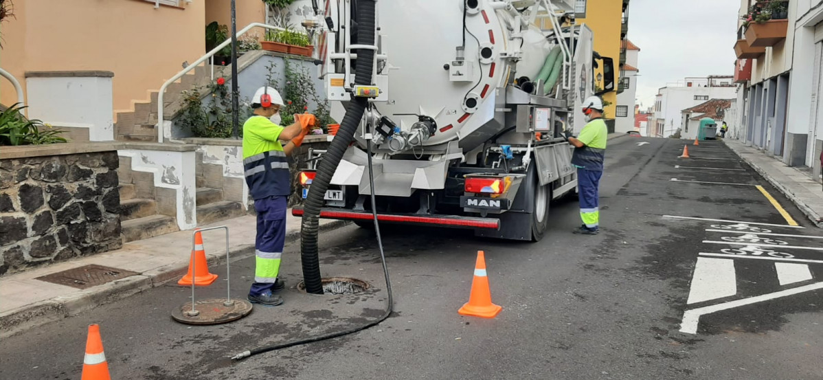 FOTO Imagen camiu00f3n CIS durante las tareas del plan de choque de limpieza en Santa Cruz de La Palma