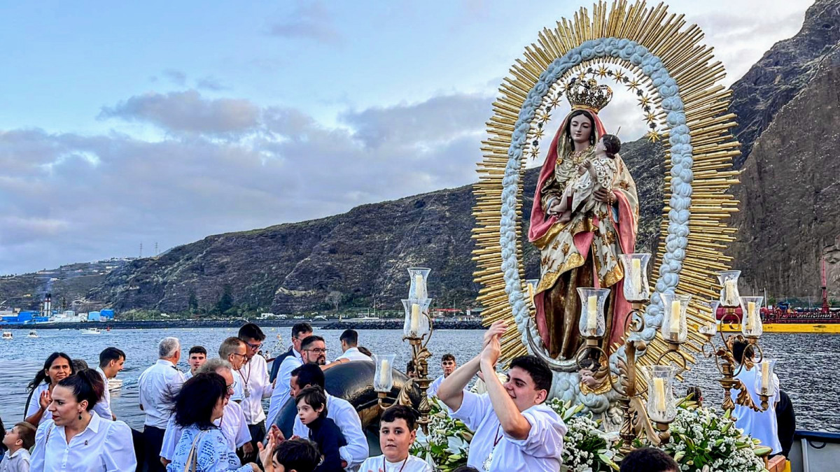FOTO Nuestra Senu0303ora del Carmen durante la procesiou0301n mariu0301tima en el puerto de Santa Cruz de La Palma copia