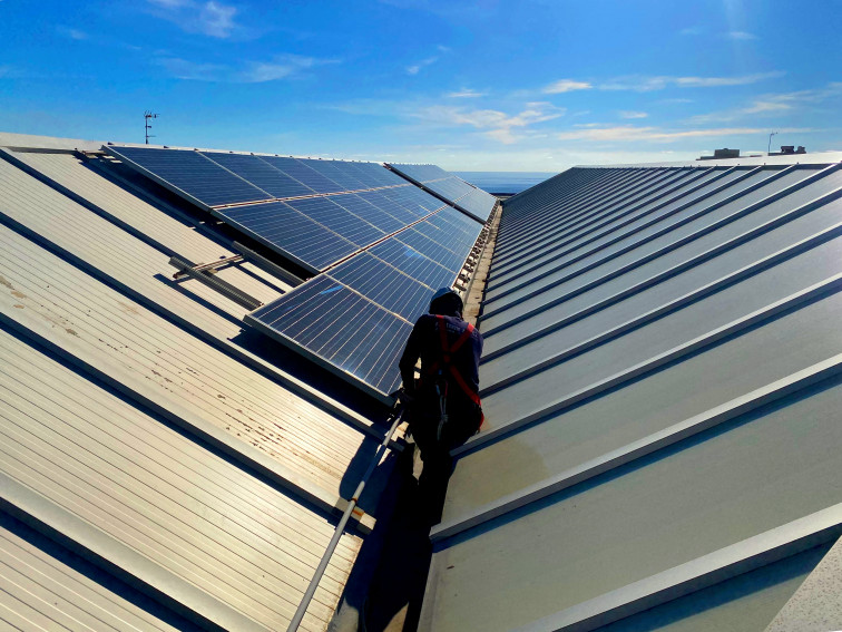 Foto Detalle de la instalación fotovoltaica en el pabellón Roberto Estrello